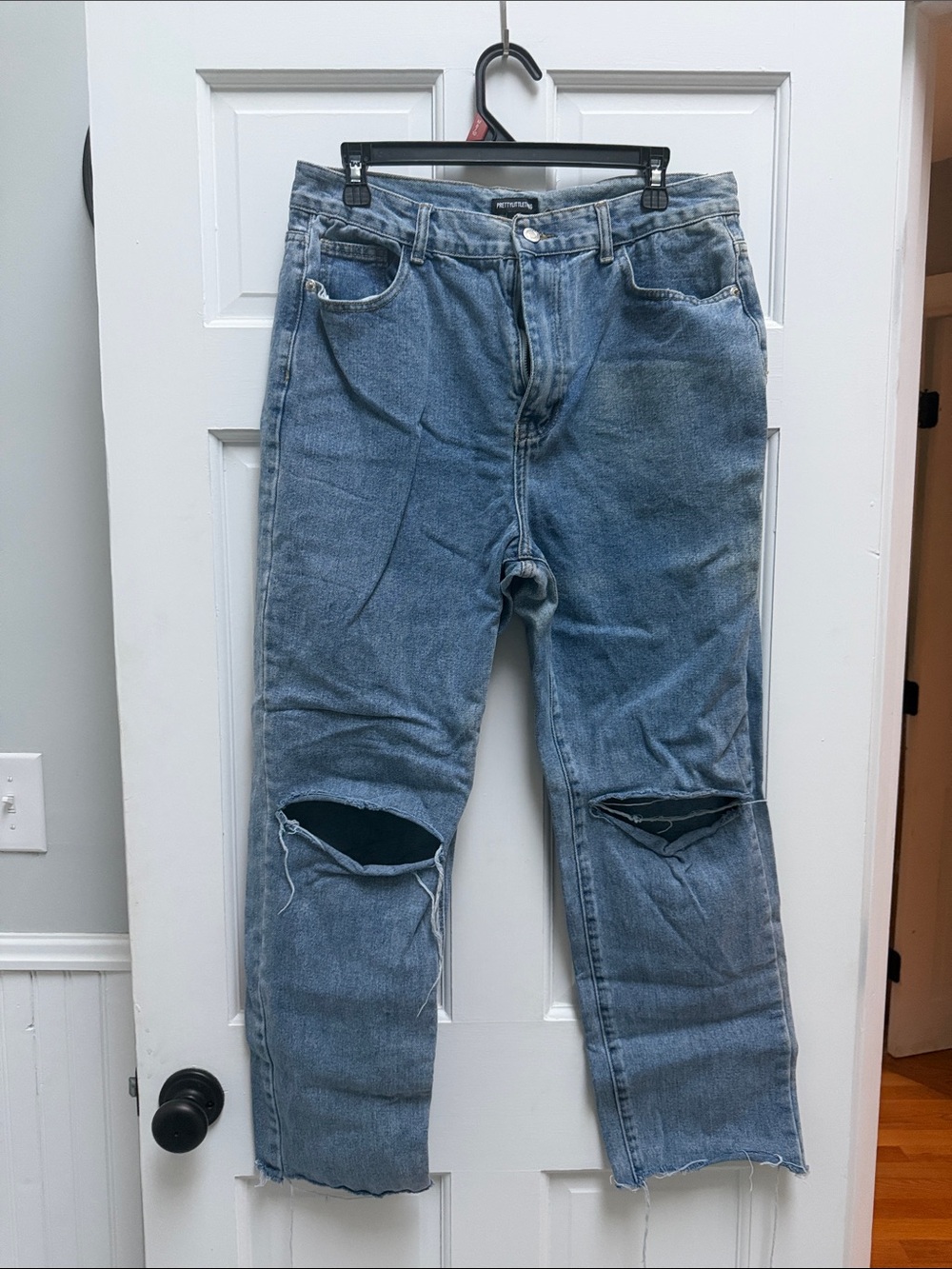 PrettyLittleThing Men's Light Blue Straight Jeans with Knee Rips